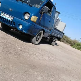Hyundai H-1 1999