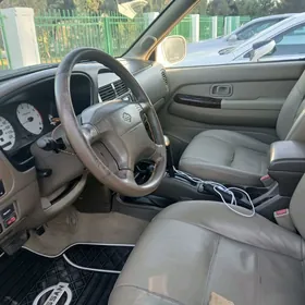Nissan Pathfinder 2000