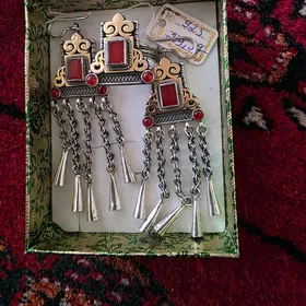 Kümüṣ komplekt gyzyl çaýylan.