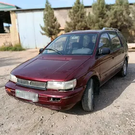 Mitsubishi Chariot 1992
