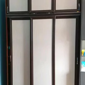 шкаф для одежды и тумбочки
