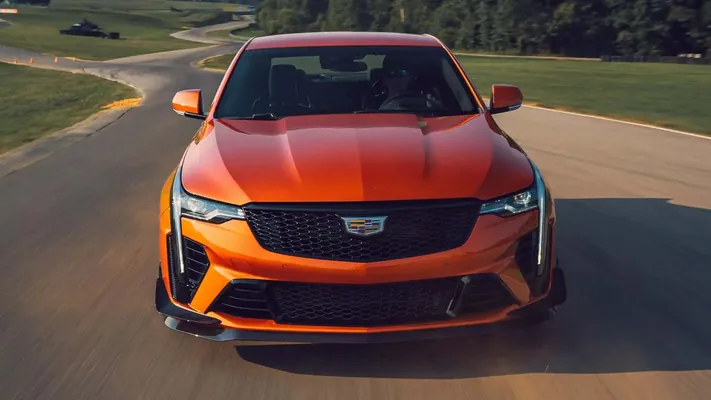 Cadillac CT4 sedanyny önümçilikden aýyrýar, täze nesil CT5 içinden ýandyrylýan hereketlendiriji bilen geler