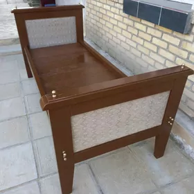 Кровать деревянная