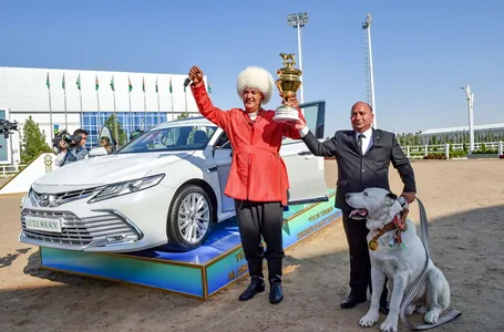 Halkara bäsleşiginde ýeňiş gazanan Wepaly atly alabaý itiniň eýesine Toyota Camry V6 berildi