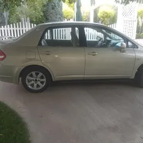 Nissan Tiida 2005