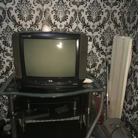 Телевизор и постафка