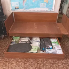 диван.