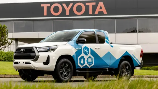 Toyota meşhur Hilux kysymly awtoulagynyň wodorod bilen işleýän görnüşini görkezdi