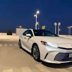 Toyota Camry Hybrid 2024
