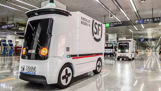 Şençhende geljegiň logistikasy ýola goýuldy: köçelerde eýýäm 10 müň sany robot-furgon hereket edýär