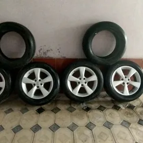 диски с покрышками.