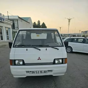 Mitsubishi L300 1999