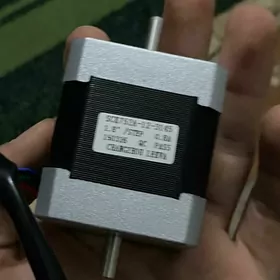 шаговый двигатель