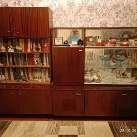 Лакированный шкаф