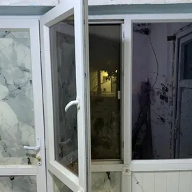 пластиковая рама с дверью