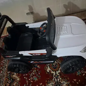 Çaga maşyn sürülýän