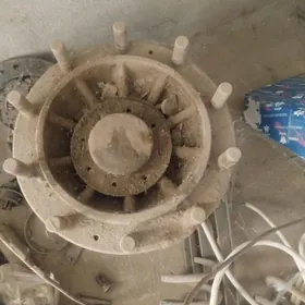 хова струится