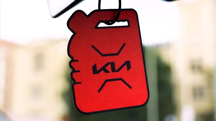 Kia elektrokarlaryň eýeleri üçin benzin ysly awtomobil ys berijisini çykardy