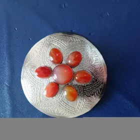 Gyzyl gaşly yantar broşga