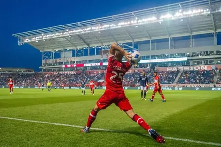 IFAB oýny çaltlaşdyrmak üçin futbolçylar üçin uzak autlaryň wagtyny çäklendirmegi meýilleşdirýär