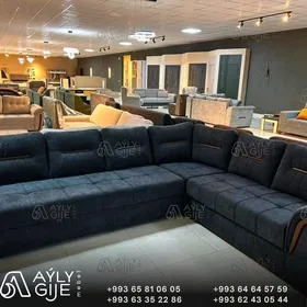 Уютный диван с глубокой посадкой и строгой спинкой