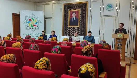 Türkmenistanda aragatnaşyk ulgamyny ösdürmekde halypa zenanlaryň goşandy maslahatlaşyldy