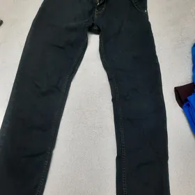 чёрные джинсы