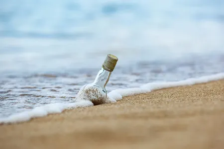 109 ýyldan soň: Awstraliýada Birinji jahan urşunyň esgerleriniň hatlary bolan çüýşe tapyldy