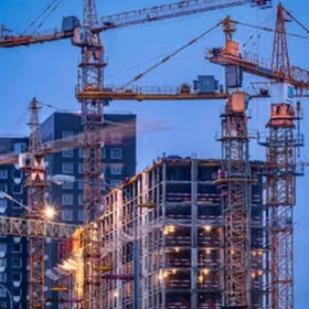 Işçiler gerek stroýkada