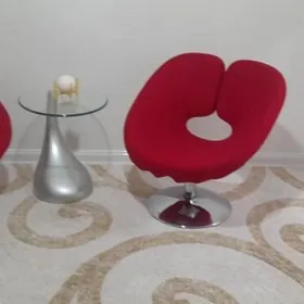 2 кресла и журнальный столик