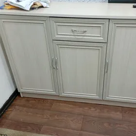 Шкаф,подставка,ковер