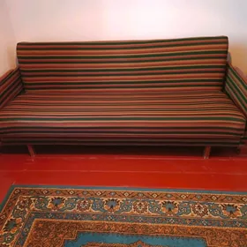 диван, трюмо и полка