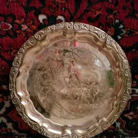 поднос золотого цвета