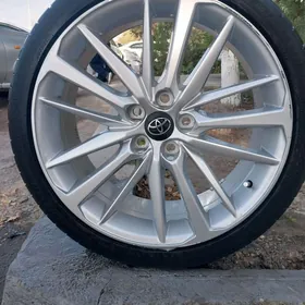 TOYTA 245 35 19 раз 1шт