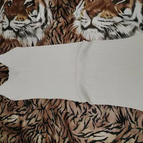 Трикотажное белое платье