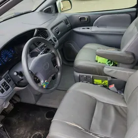 Toyota Sienna 2002