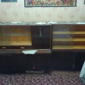 Полированный сервант