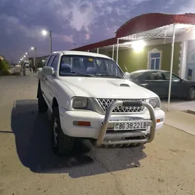 Mitsubishi L200 2003