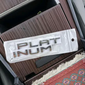 HIGHLANDER PLATINUM EMBLEMA