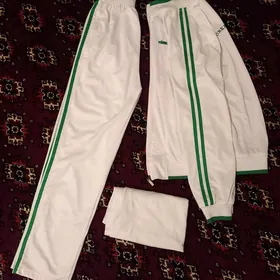 ak sportiwka, yaşyl kostyum.