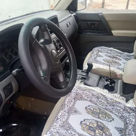 Mitsubishi Pajero 2004