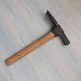 Молоток каменщика.