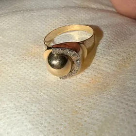 Кольцо с фианитами.