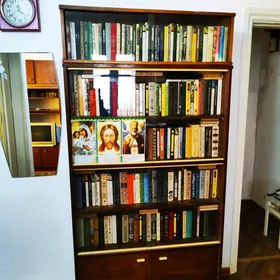 Книжный шкаф