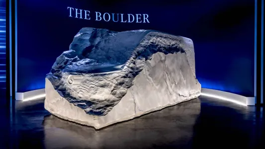 Отсекают лишнее: Mercedes-Benz анонсировал новый Sprinter в «каменной» скульптуре