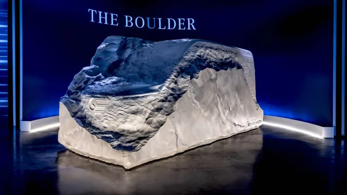 Отсекают лишнее: Mercedes-Benz анонсировал новый Sprinter в «каменной» скульптуре