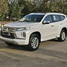 Mitsubishi Pajero 2020
