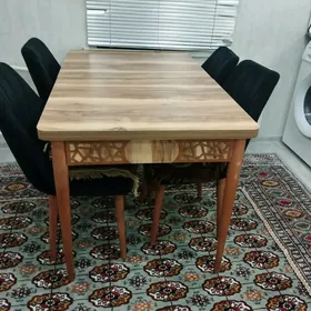 Стол со стульями