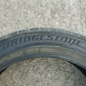 235 45 18  Bridgestone 21 yyl