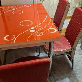 Кухонный стол со стульями